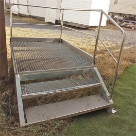 Escalera con plataforma de acero galvanizado - MundoMobilHome