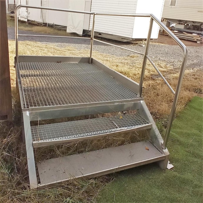 Escalera con plataforma de acero galvanizado - MundoMobilHome