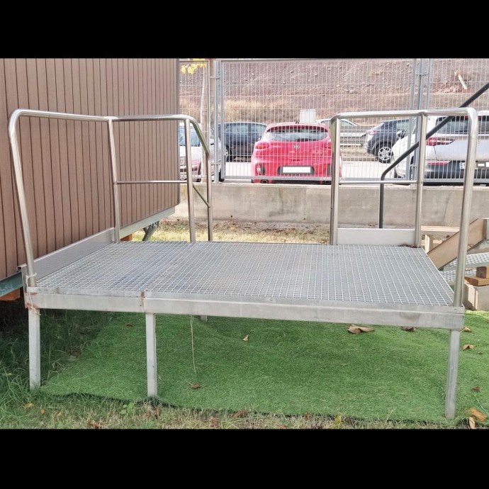 Escalera con plataforma de acero galvanizado - MundoMobilHome