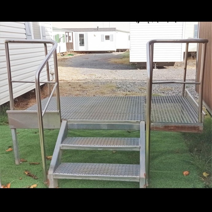 Escalera con plataforma de acero galvanizado - MundoMobilHome